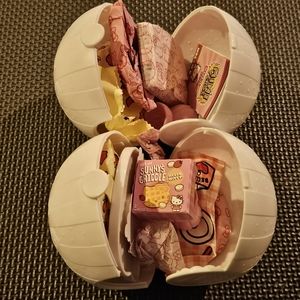 MGA's Miniverse Make It Mini Food Hello Kitty macaroon+ waffle 🧇